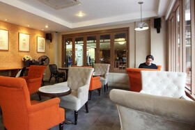 Rambuttri Village Inn & Plaza