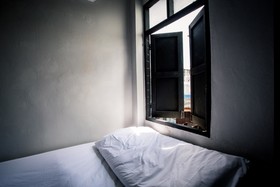 Sleepy Dealer Hostel Bar