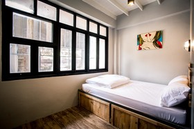 Sleepy Dealer Hostel Bar
