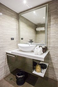 Wealth Lodge Asoke by Favstay