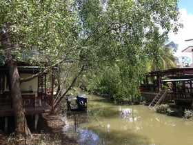 Ban Ruen Ton Num