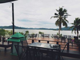 Kaengkrachan Boathouse Paradise Resort