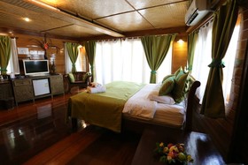 Kaengkrachan Boathouse Paradise Resort