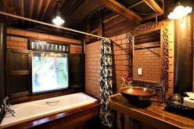 Kaengkrachan Boathouse Paradise Resort
