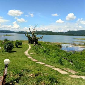 Kaengkrachan Boathouse Paradise Resort