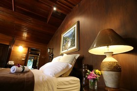 Kaengkrachan Boathouse Paradise Resort