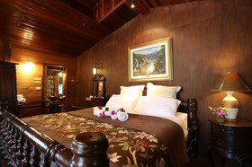 Kaengkrachan Boathouse Paradise Resort