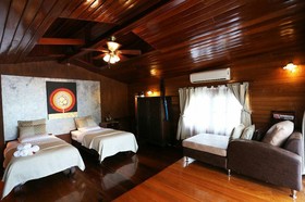 Kaengkrachan Boathouse Paradise Resort
