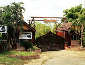 Kaengkrachan Boathouse Paradise Resort