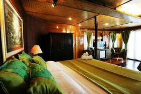 Kaengkrachan Boathouse Paradise Resort