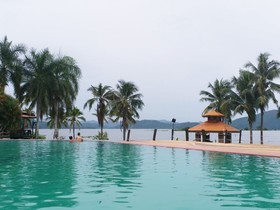 Kaengkrachan Boathouse Paradise Resort