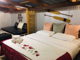 Kaengkrachan Boathouse Paradise Resort