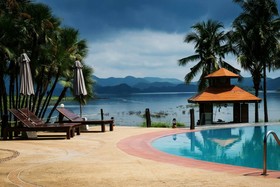 Kaengkrachan Boathouse Paradise Resort
