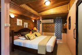 Kaengkrachan Boathouse Paradise Resort