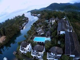 Aana Resort