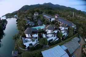Aana Resort