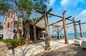 Bar and Bed Resort