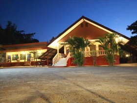Baan Ruen Rim Nam