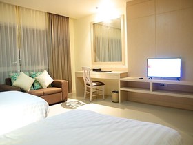 Jolly Suites and Spa Petchkasem