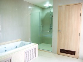 Jolly Suites and Spa Petchkasem