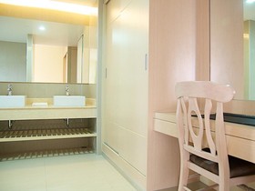 Jolly Suites and Spa Petchkasem