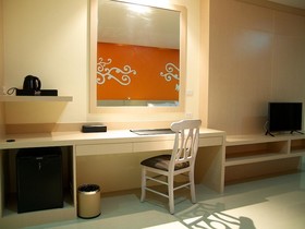 Jolly Suites and Spa Petchkasem
