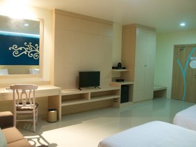 Jolly Suites and Spa Petchkasem