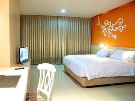 Jolly Suites and Spa Petchkasem