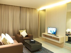 Jolly Suites and Spa Petchkasem