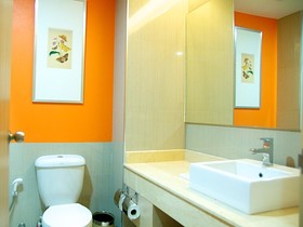 Jolly Suites and Spa Petchkasem