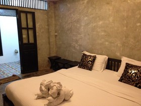 At Casa Guesthouse Amphawa