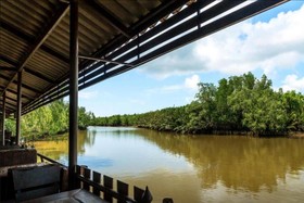 Pop Riverside Homestay