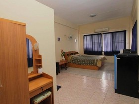 Blue Lagoon Guest House & Bar