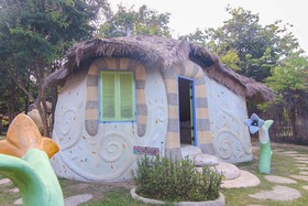 Naidee Sculptured Huts @ Vic Hua Hin