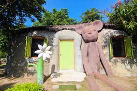 Naidee Sculptured Huts @ Vic Hua Hin