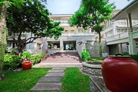 Baan Bayan Beachfront Hotel