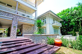 Baan Bayan Beachfront Hotel