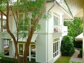 Baan Bayan Beachfront Hotel