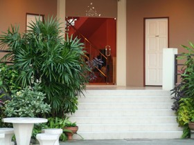 Baan Chomphu Hotel