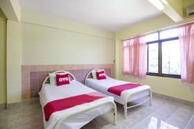 OYO 75372 Flight Hut Hotel