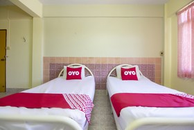 OYO 75372 Flight Hut Hotel