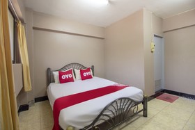OYO 75372 Flight Hut Hotel