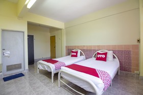 OYO 75372 Flight Hut Hotel