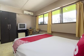 OYO 75372 Flight Hut Hotel