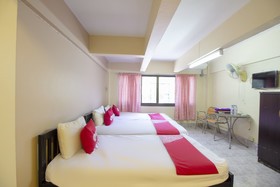 OYO 75372 Flight Hut Hotel