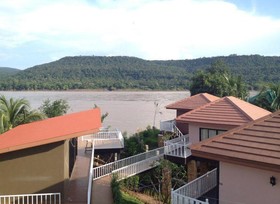 Kayom House - White Meranti House & Resort