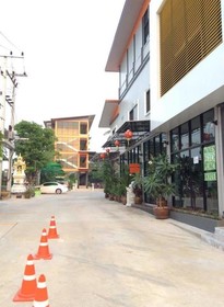 Waen Petch Place