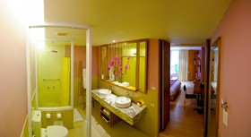 Iyara Beach Hotel & Plaza