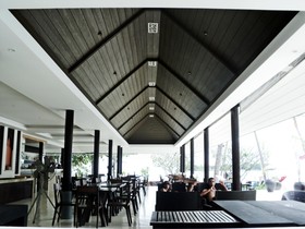Iyara Beach Hotel & Plaza