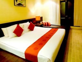 Iyara Beach Hotel & Plaza
